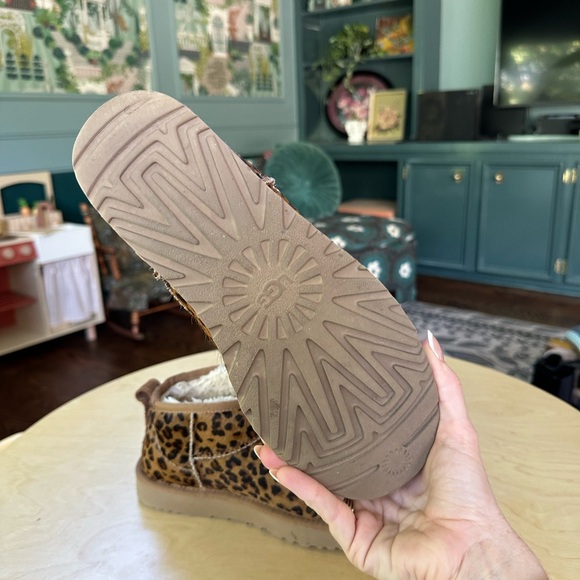 UGG Women’s Classic Ultra Mini Leopard Boot | size 7 - Picture 6 of 6